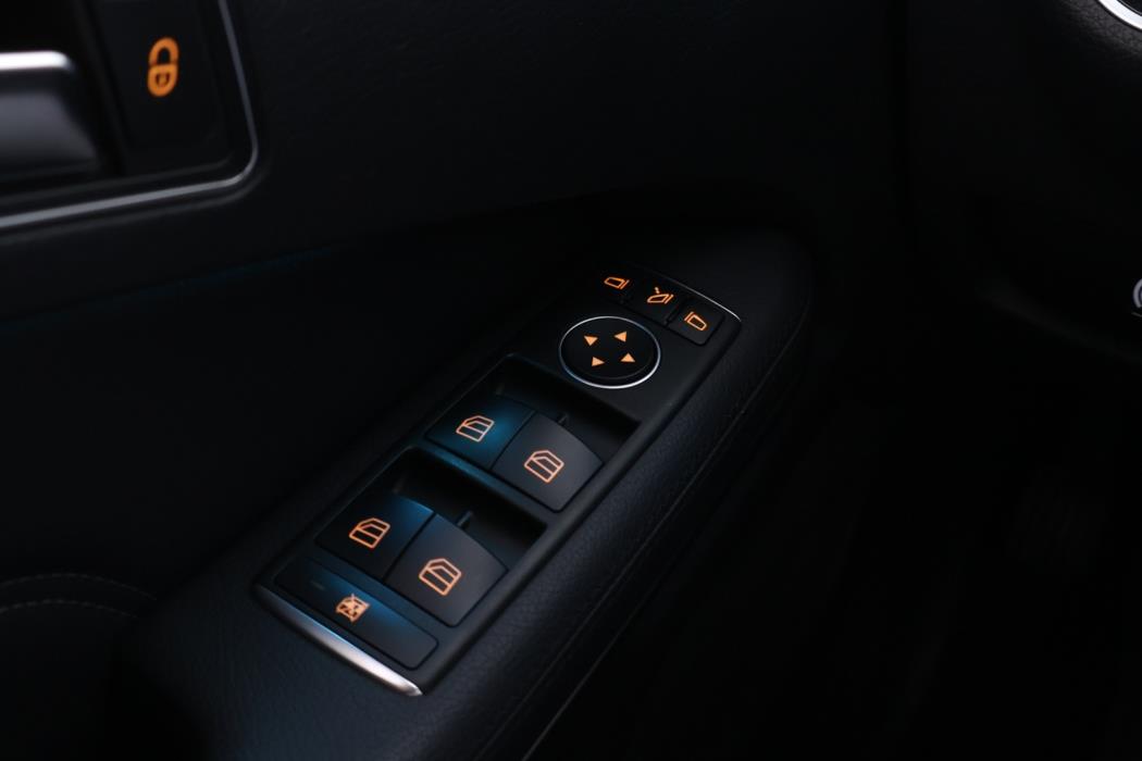 MERCEDES-BENZ E 2015