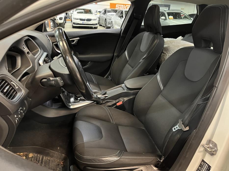 VOLVO V40 2015