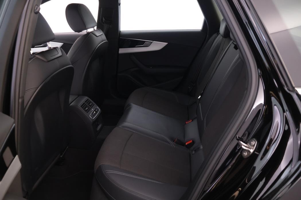 AUDI A4 2023