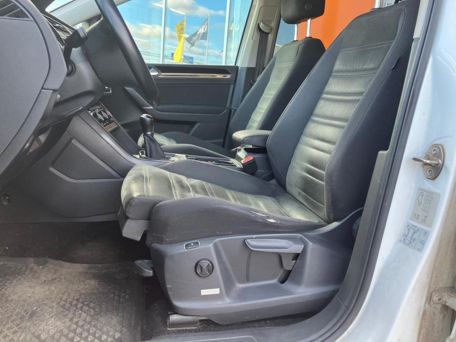 VOLKSWAGEN Touran 2016