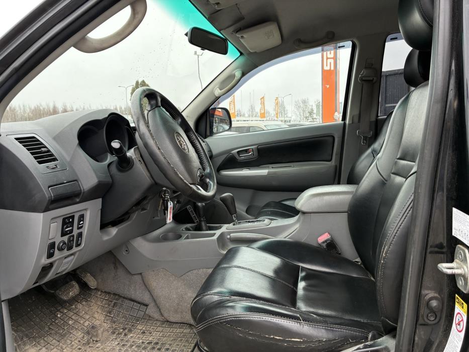 TOYOTA Hilux 2011