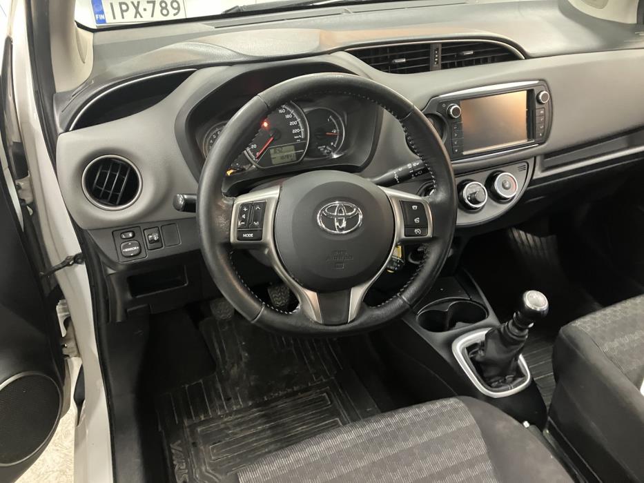 TOYOTA Yaris 2016