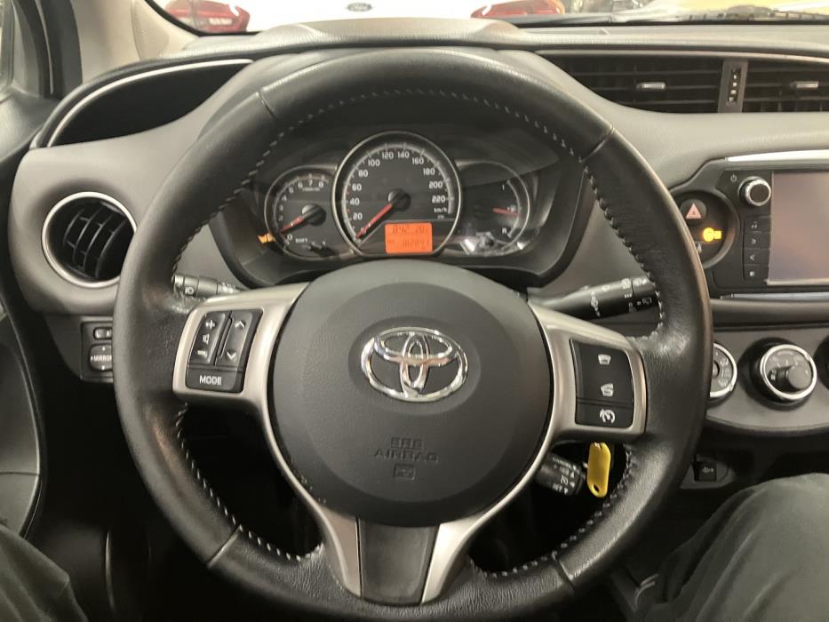 TOYOTA Yaris 2016