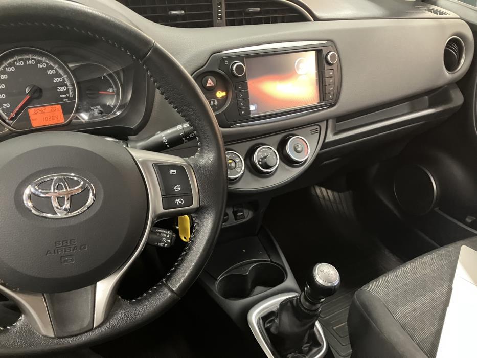 TOYOTA Yaris 2016
