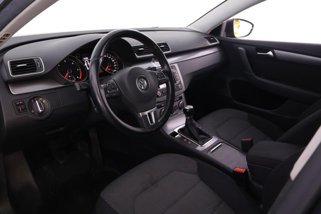 VOLKSWAGEN Passat 2012