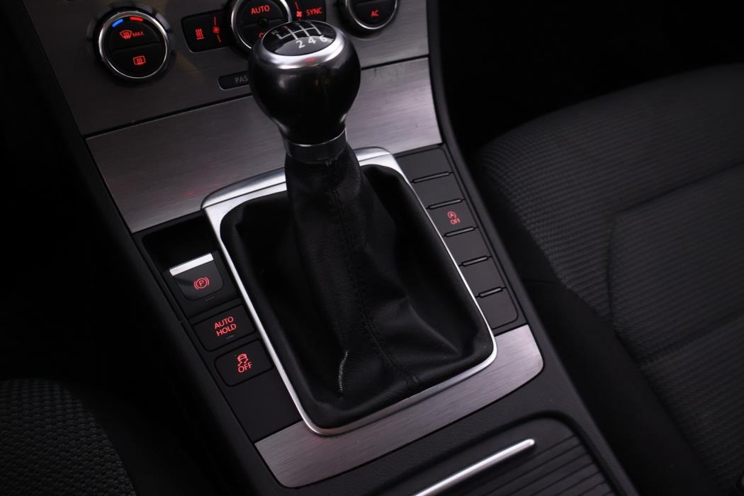 VOLKSWAGEN Passat 2012