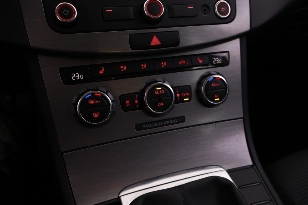 VOLKSWAGEN Passat 2012