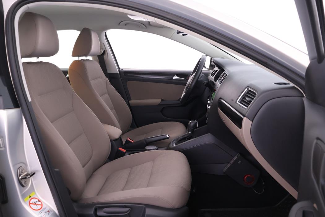VOLKSWAGEN Jetta 2012
