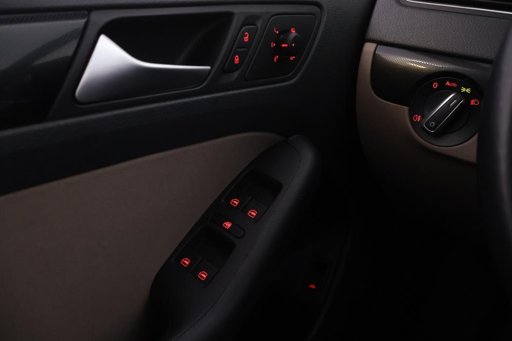 VOLKSWAGEN Jetta 2012