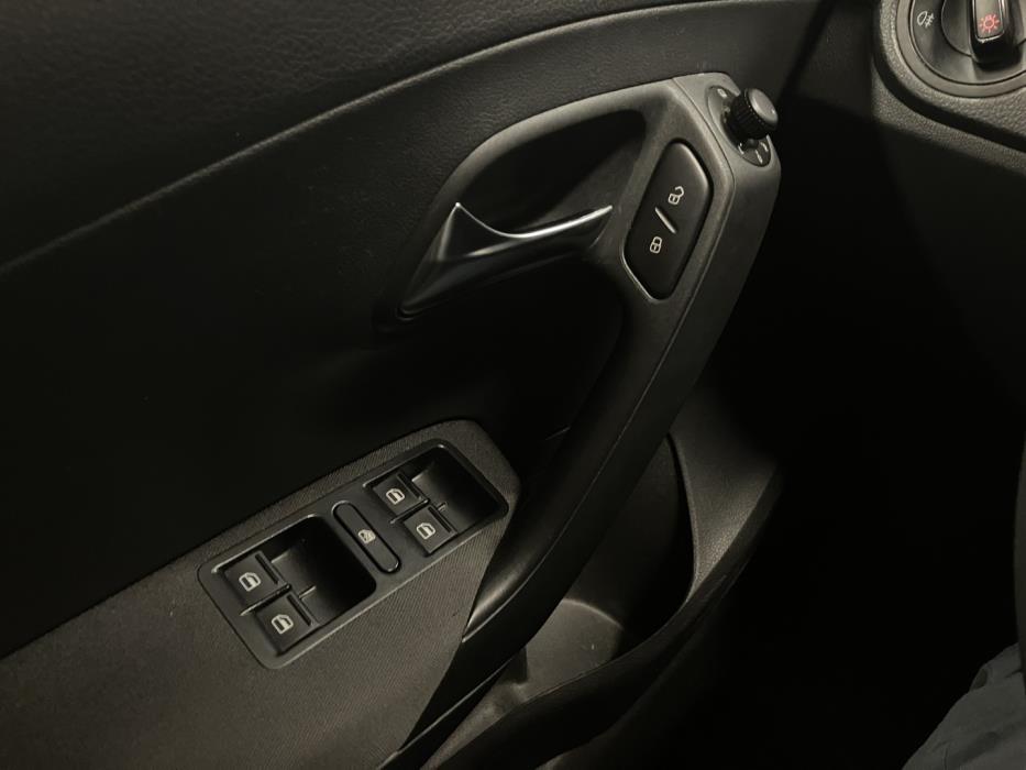 VOLKSWAGEN Polo 2013