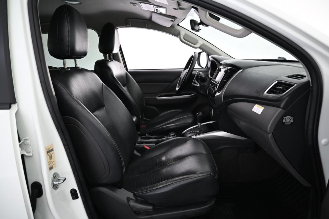 MITSUBISHI L200 2016