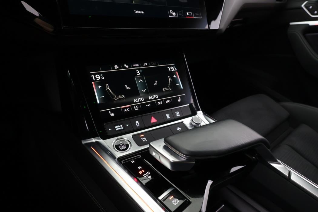 AUDI e-tron 2022