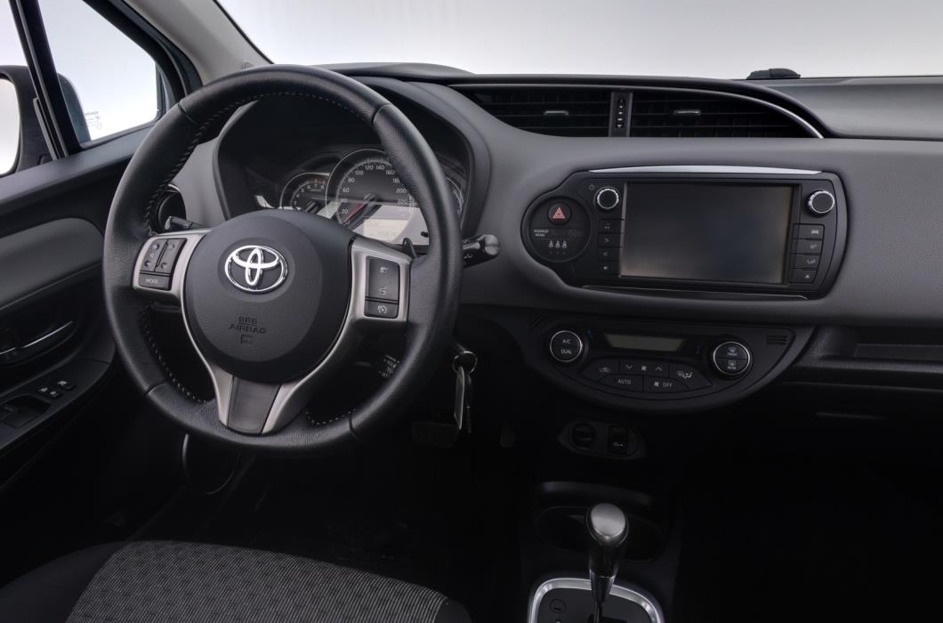 TOYOTA Yaris 2015