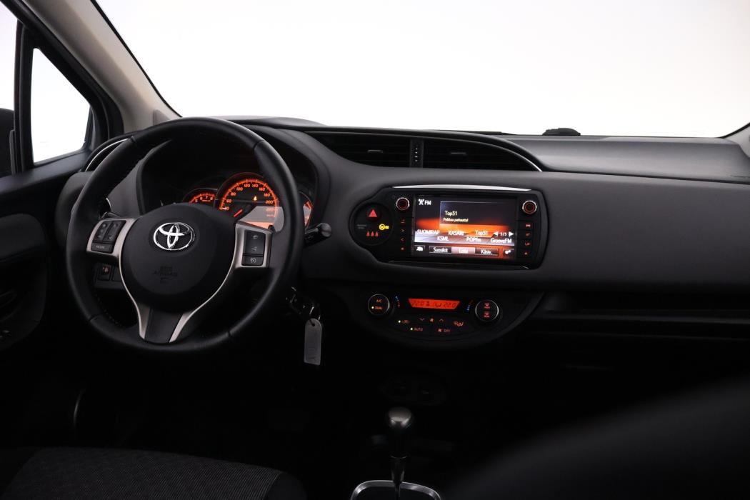 TOYOTA Yaris 2015