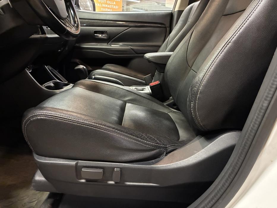 MITSUBISHI Outlander 2016