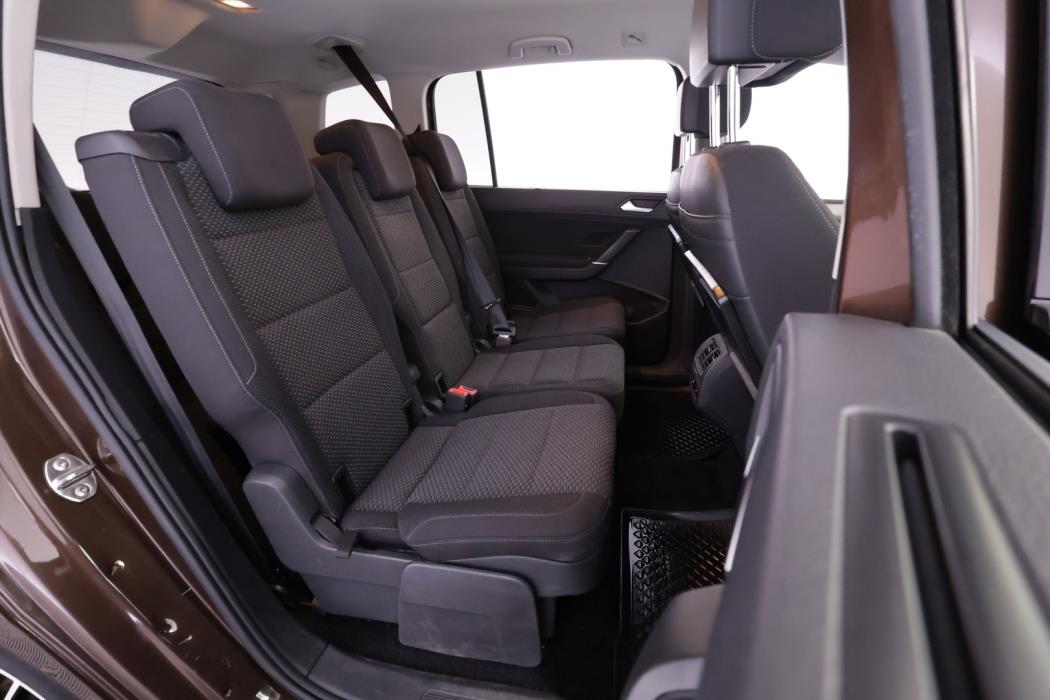 VOLKSWAGEN Touran 2016