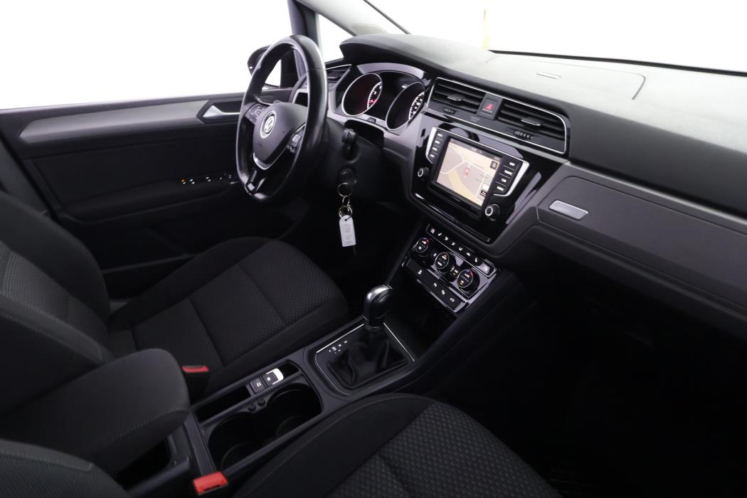 VOLKSWAGEN Touran 2016
