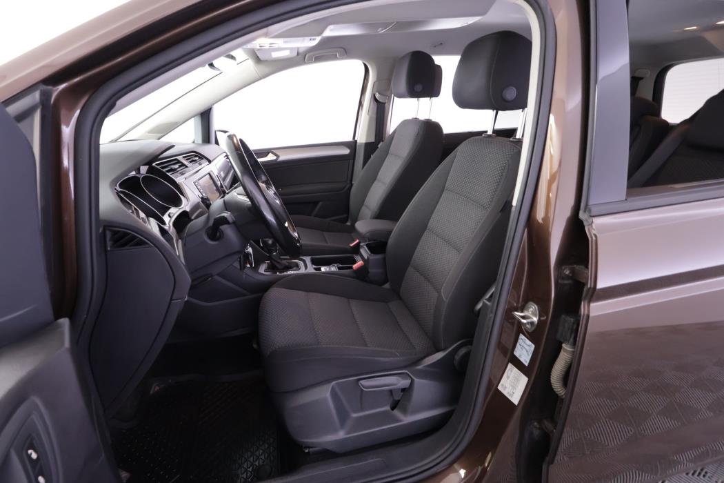 VOLKSWAGEN Touran 2016