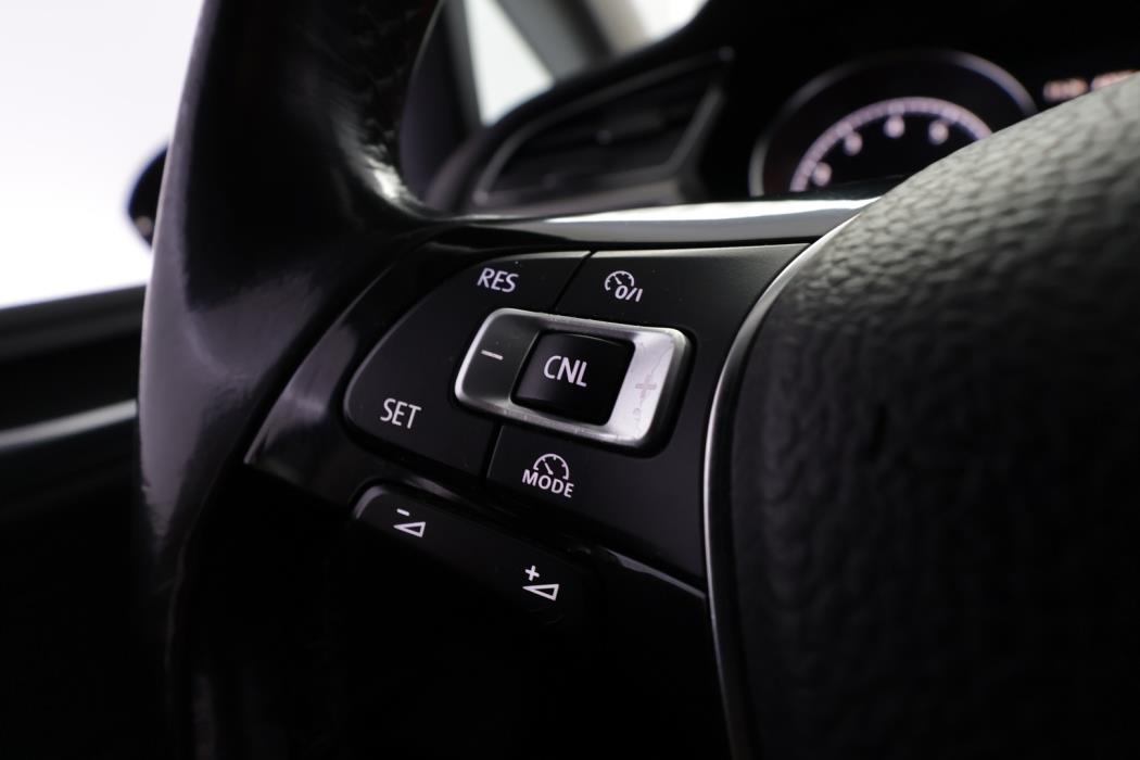 VOLKSWAGEN Touran 2016