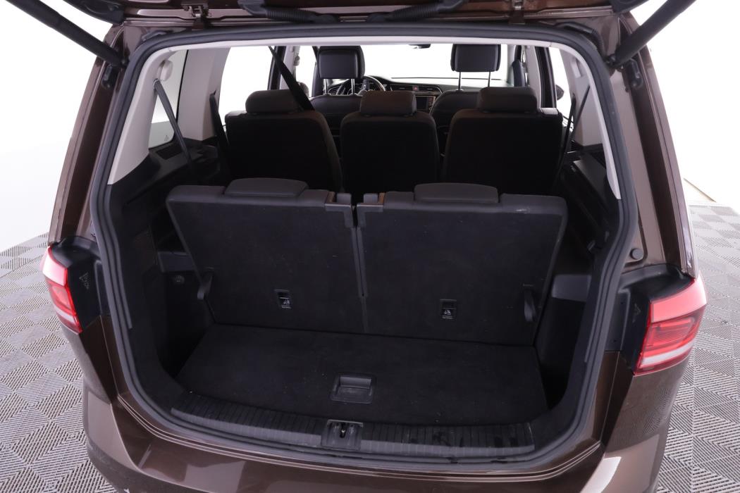 VOLKSWAGEN Touran 2016