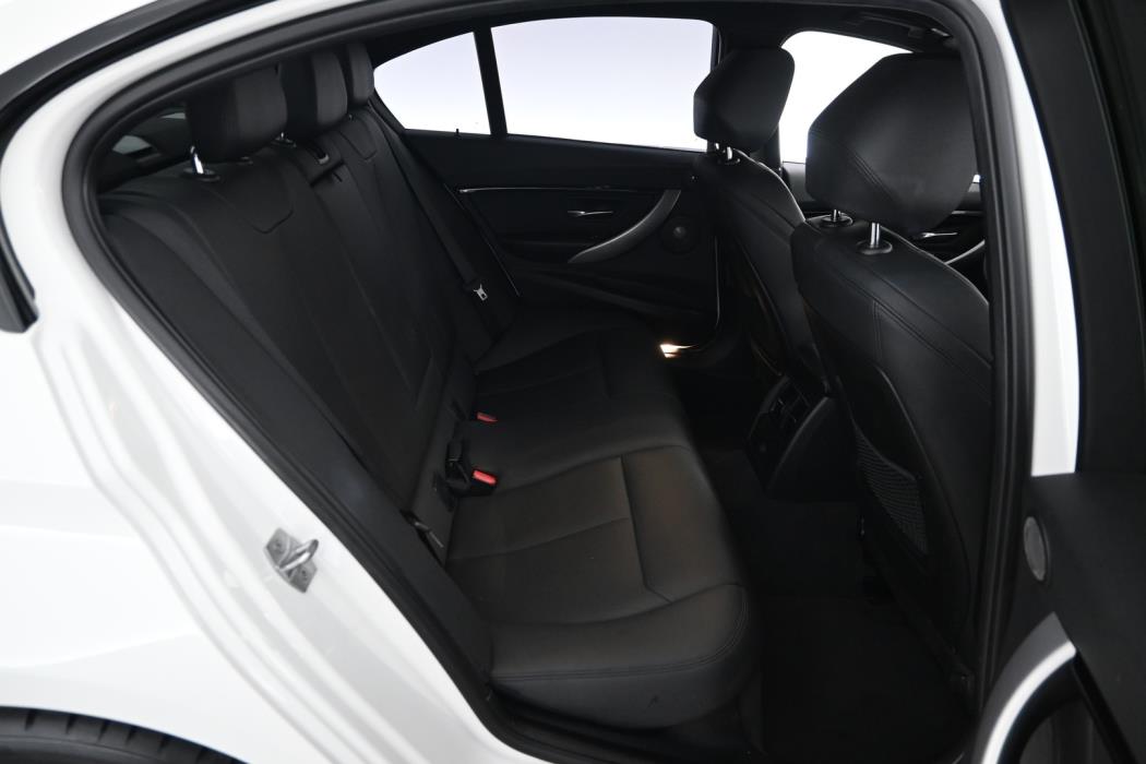 BMW 330 2016