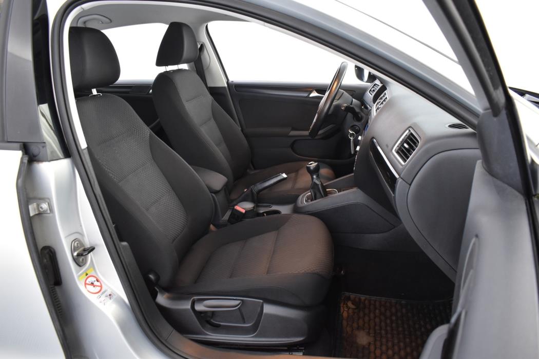 VOLKSWAGEN Jetta 2011