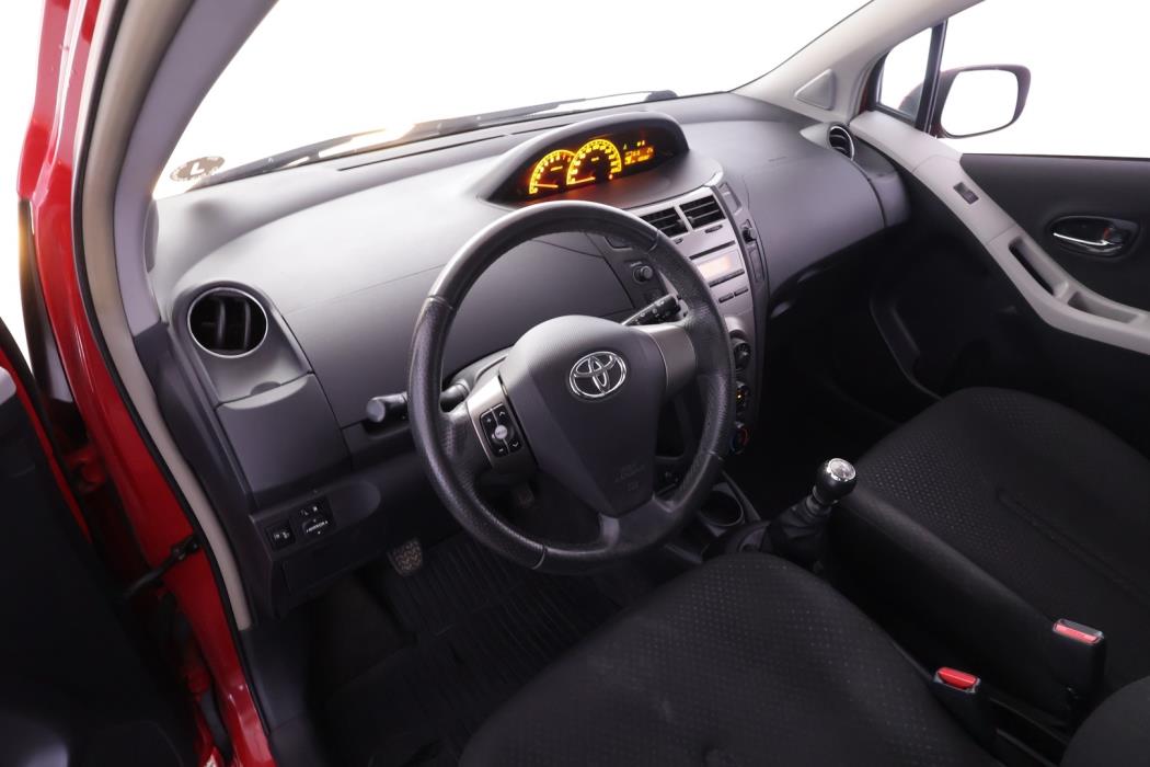 TOYOTA Yaris 2011