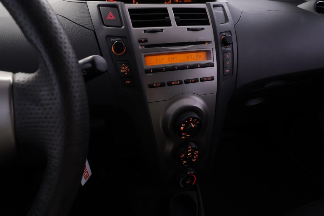 TOYOTA Yaris 2011