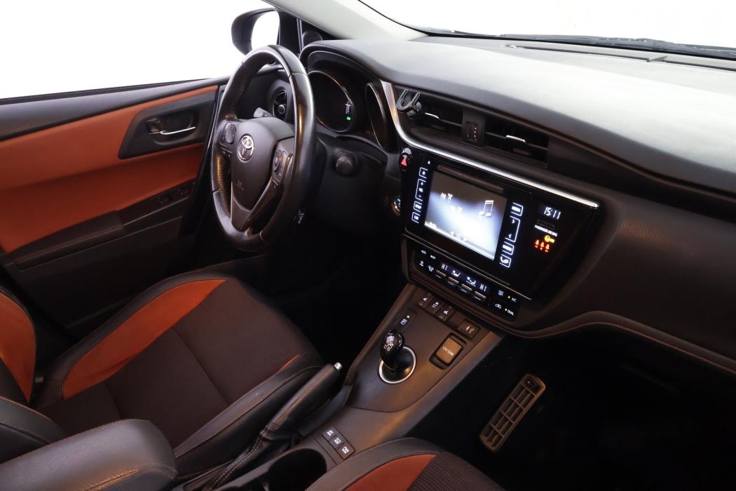 TOYOTA Auris 2016