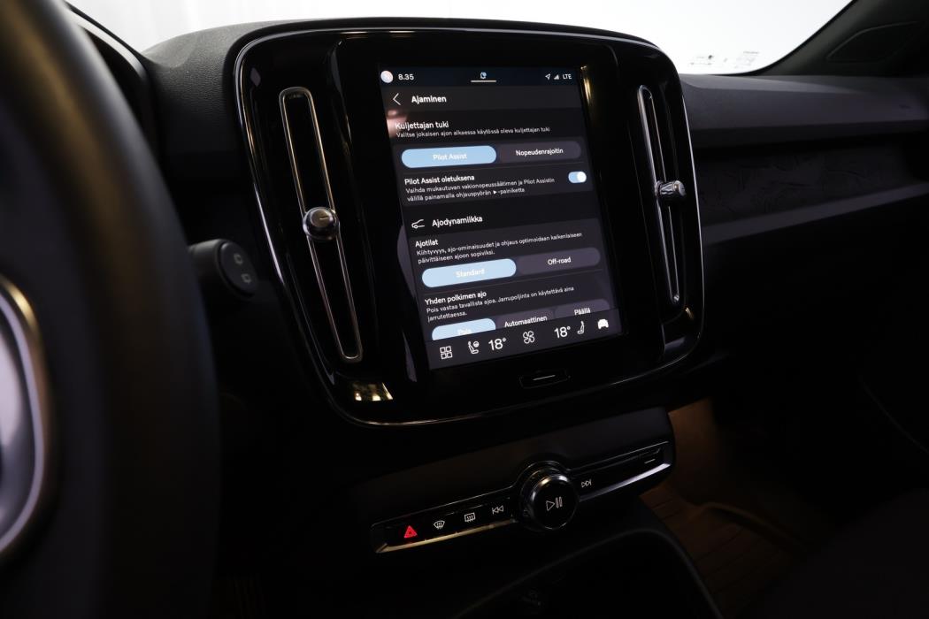 VOLVO XC40 2024