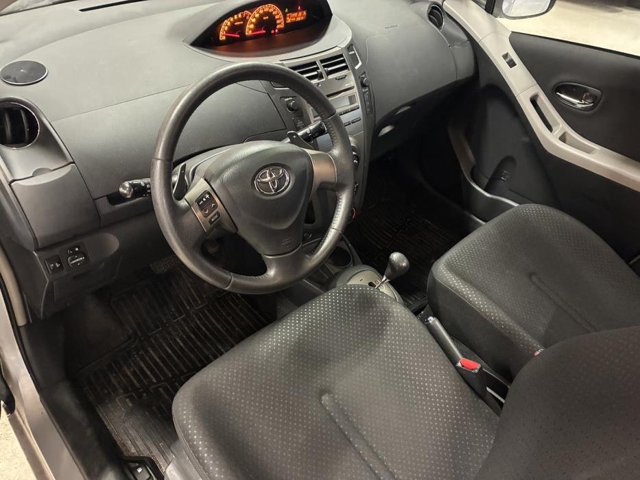 TOYOTA Yaris 2011