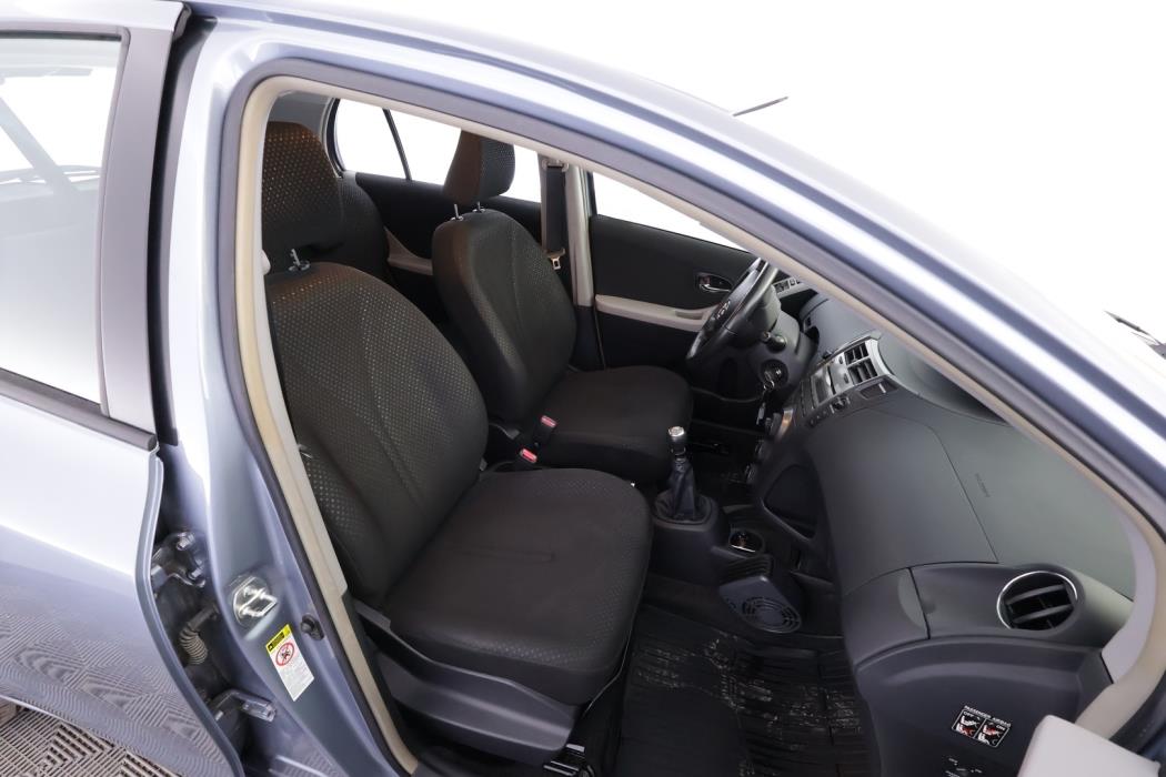 TOYOTA Yaris 2011