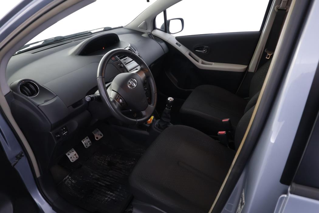 TOYOTA Yaris 2011