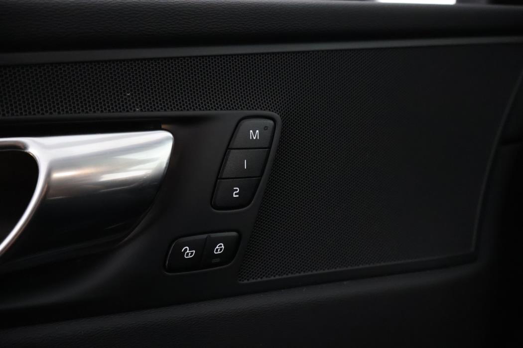 VOLVO XC60 2022