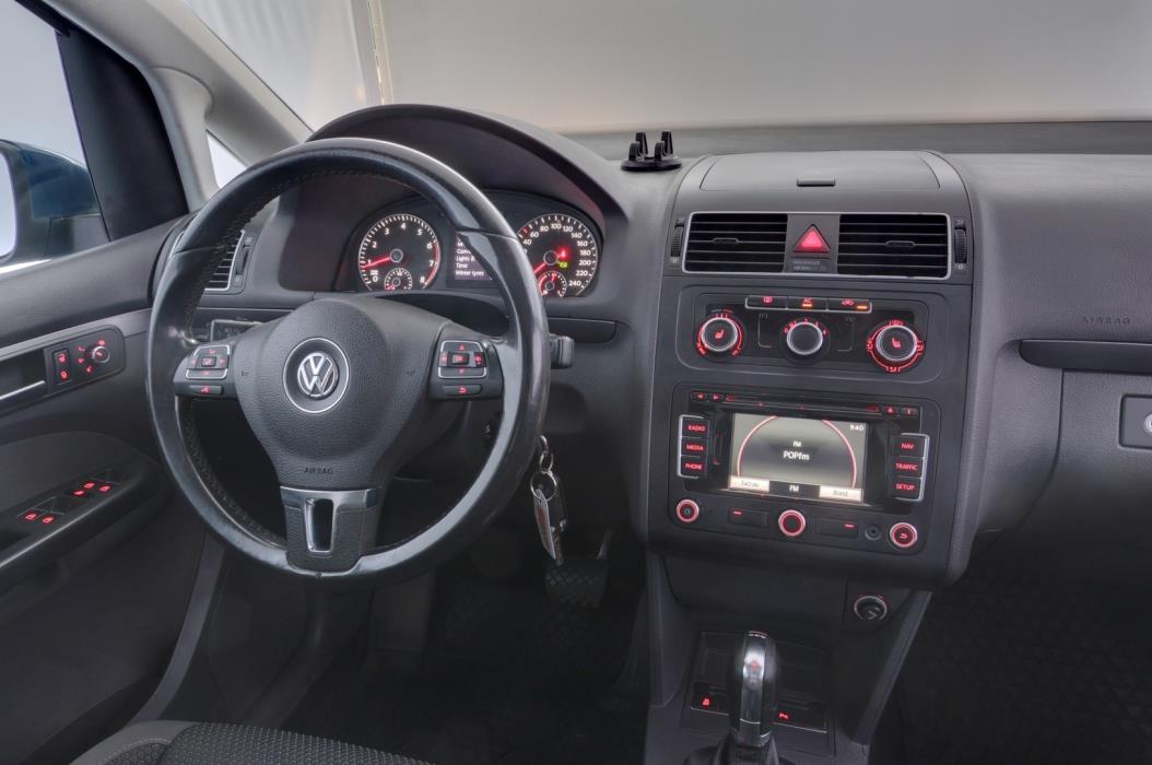 VOLKSWAGEN Touran 2012