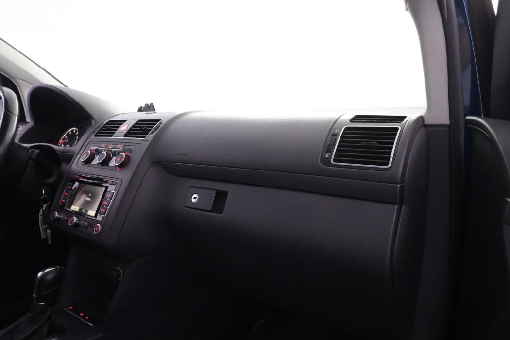 VOLKSWAGEN Touran 2012