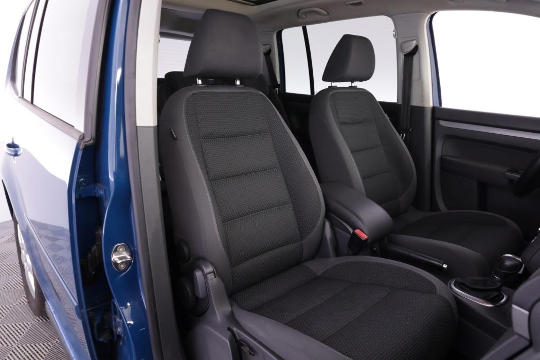 VOLKSWAGEN Touran 2012