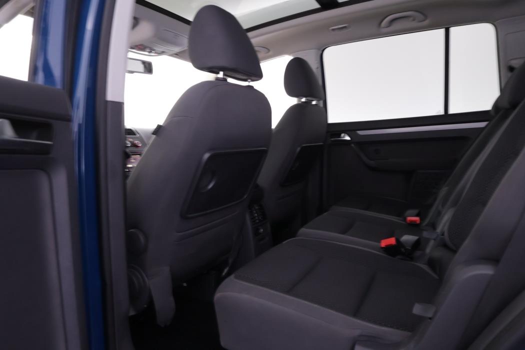 VOLKSWAGEN Touran 2012
