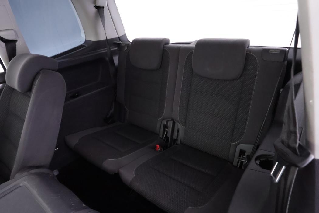 VOLKSWAGEN Touran 2012