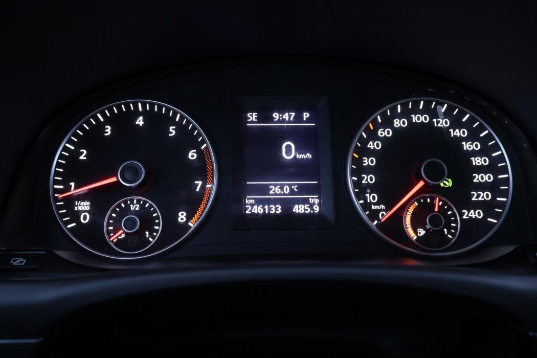 VOLKSWAGEN Touran 2012