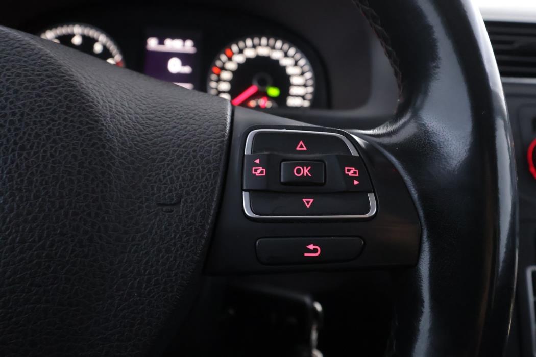 VOLKSWAGEN Touran 2012