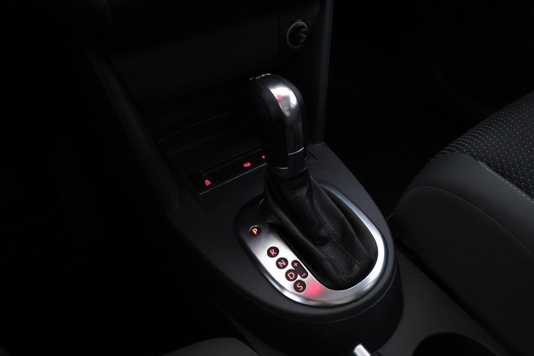 VOLKSWAGEN Touran 2012