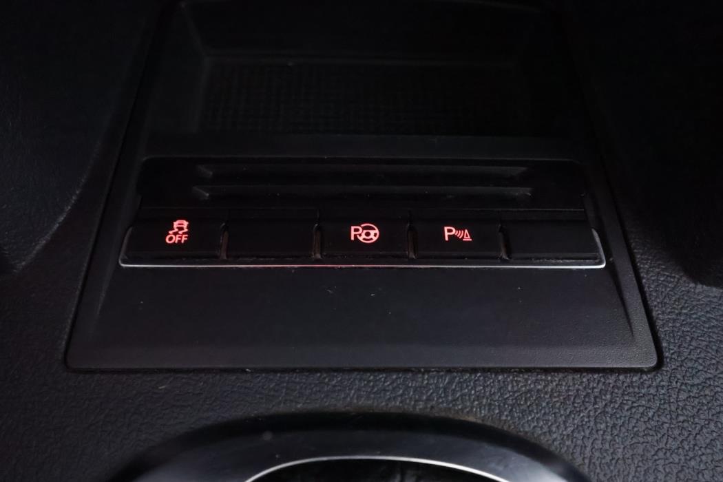 VOLKSWAGEN Touran 2012