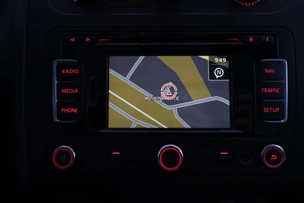 VOLKSWAGEN Touran 2012