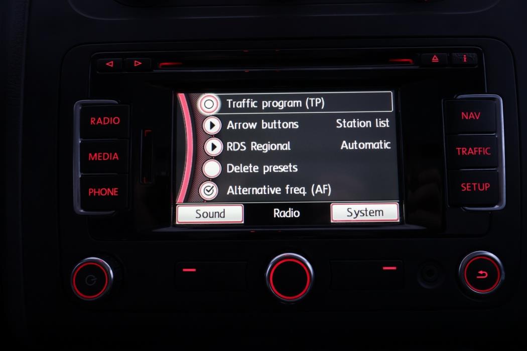 VOLKSWAGEN Touran 2012