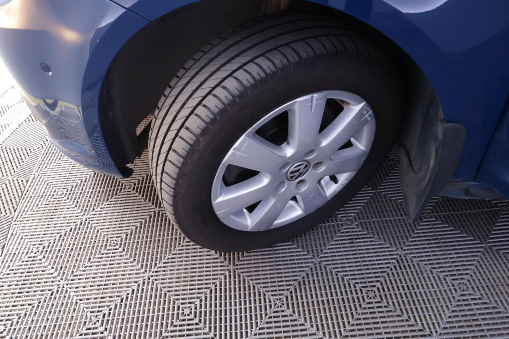 VOLKSWAGEN Touran 2012