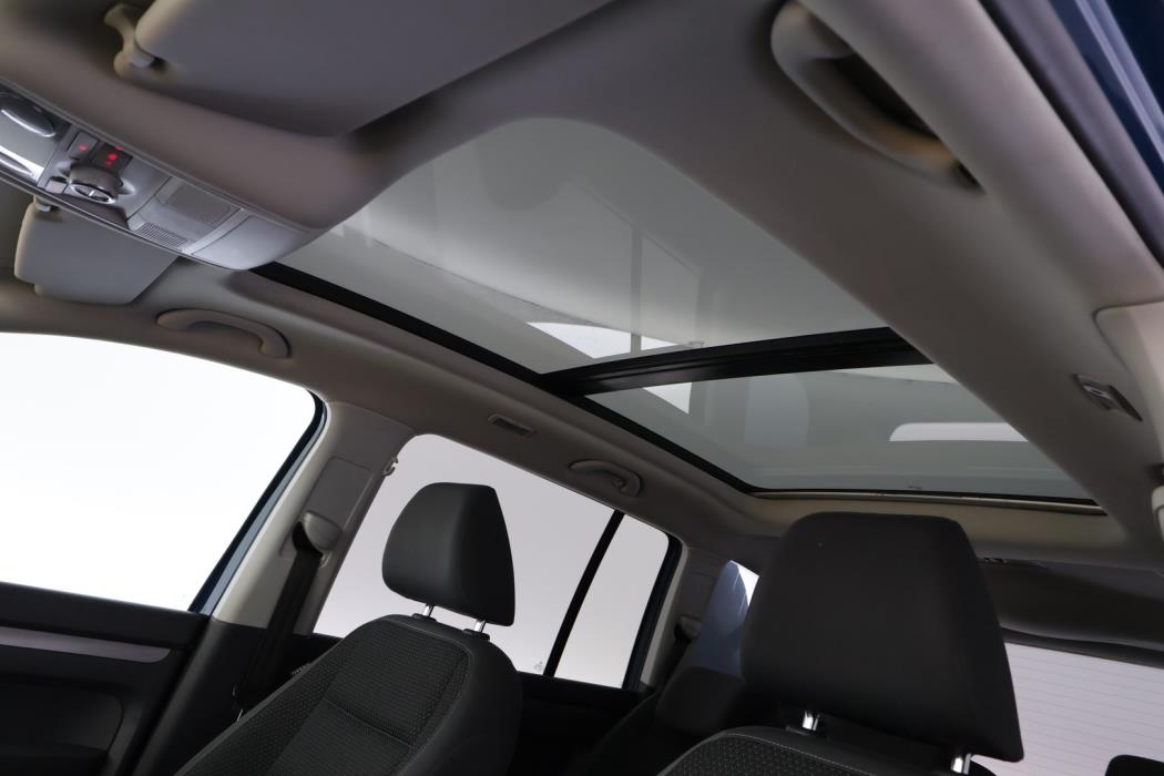 VOLKSWAGEN Touran 2012