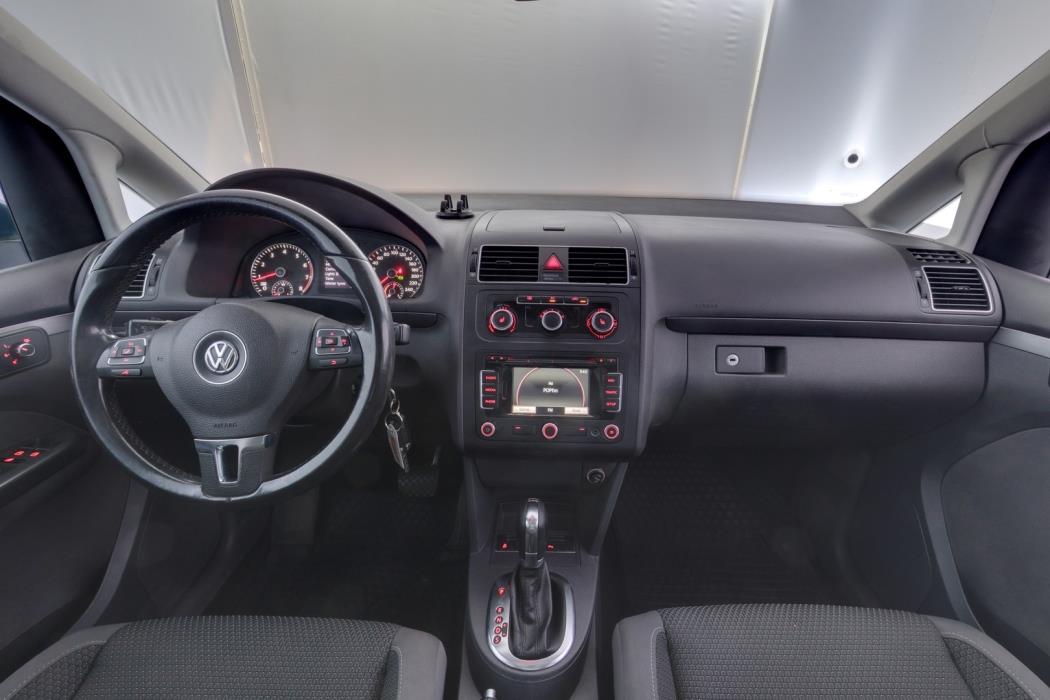 VOLKSWAGEN Touran 2012