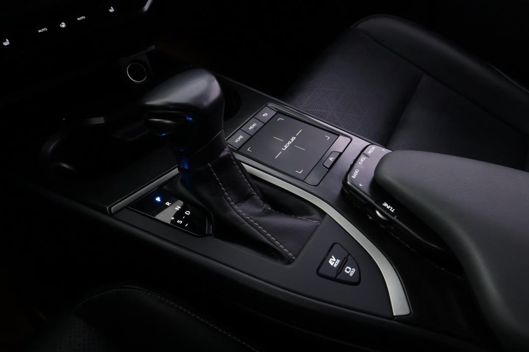 LEXUS UX 2020