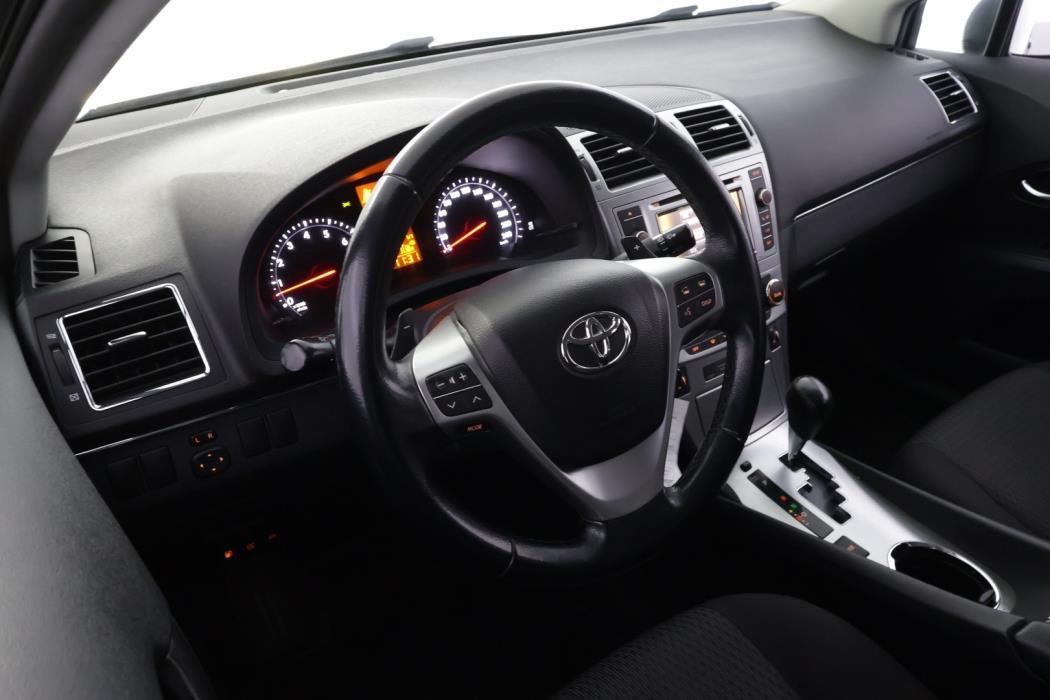 TOYOTA Avensis 2012
